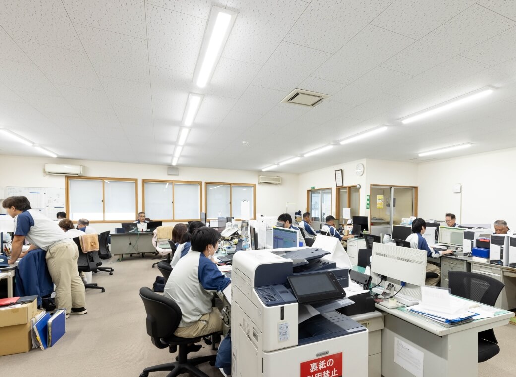 オフィスで働く社員たちの様子