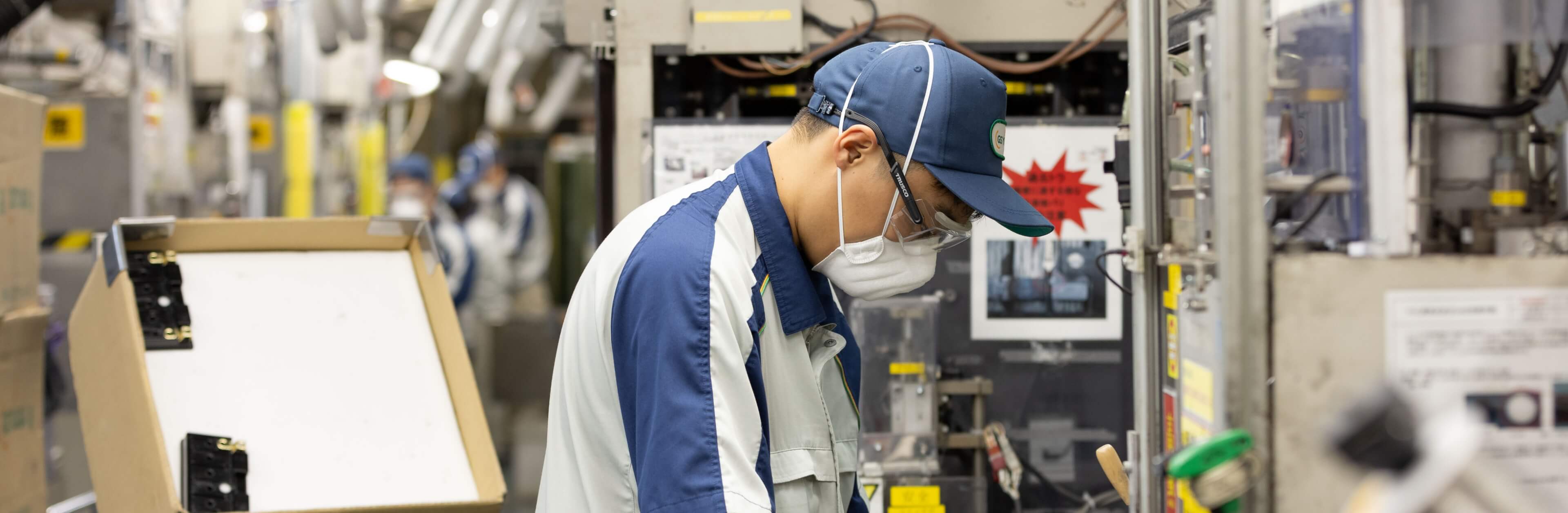 製造部 46ラインにて作業中の男性社員の横顔