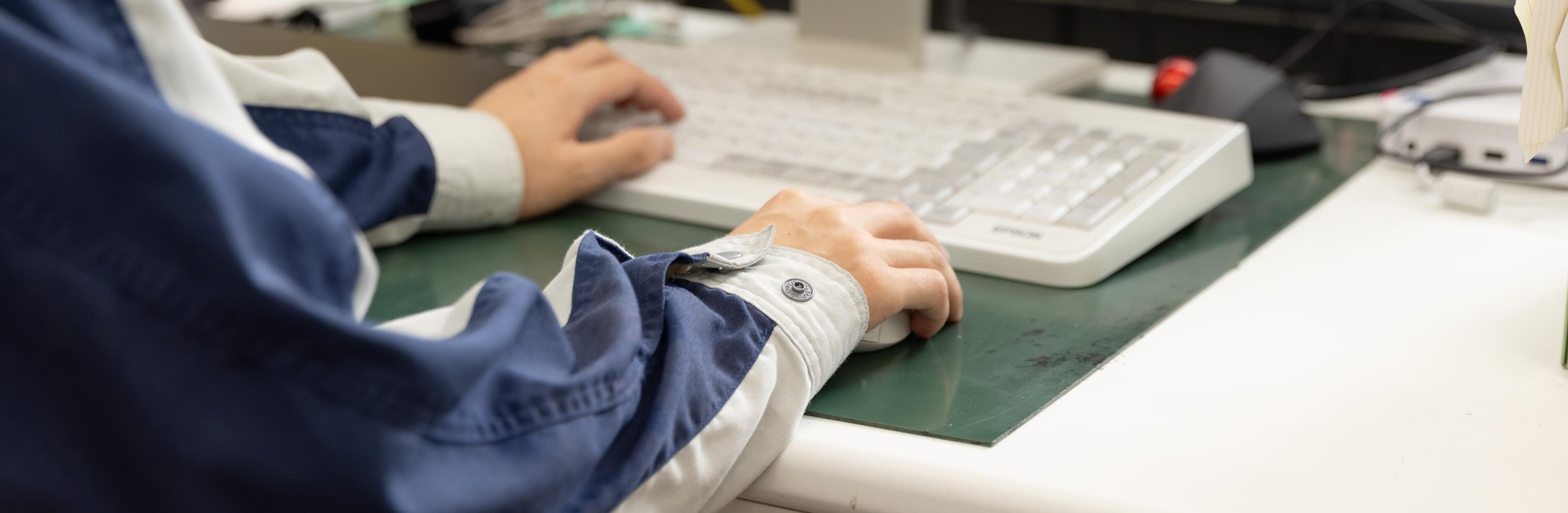 製造部 46ラインにて作業中の男性社員の横顔