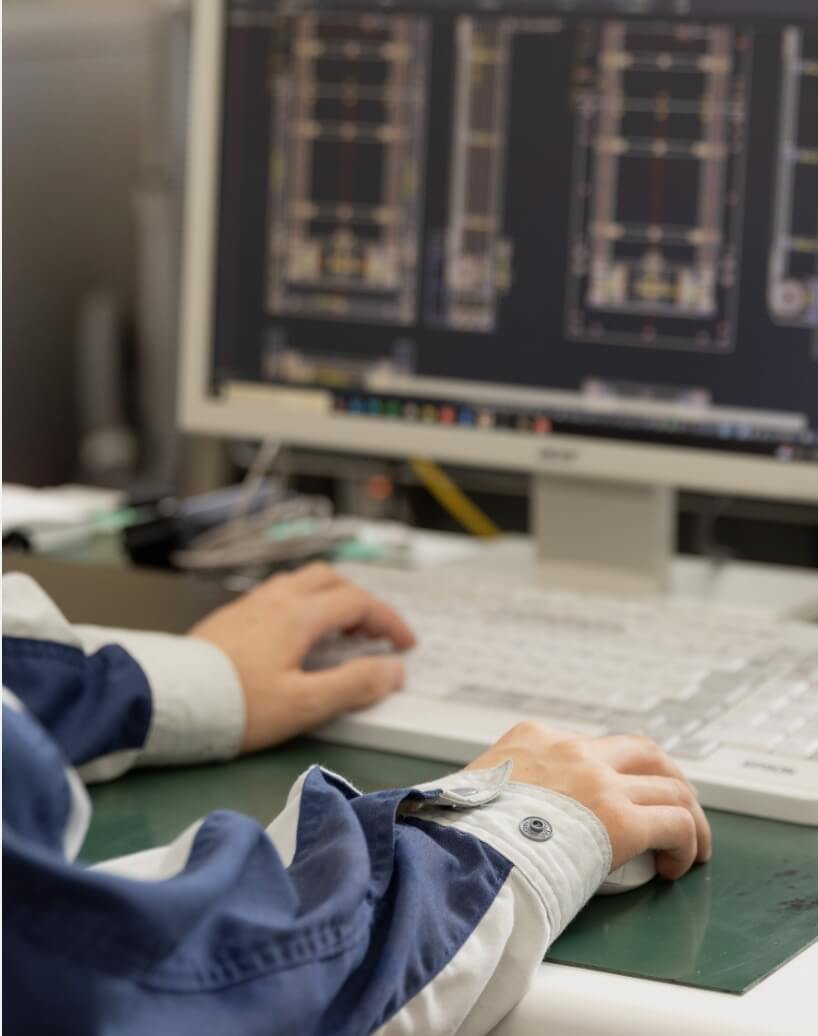 機械を操作する女性社員の後ろ姿