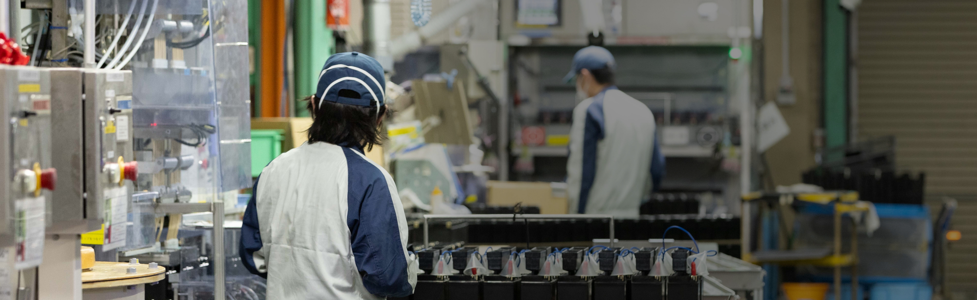 工場前で作業をしている社員